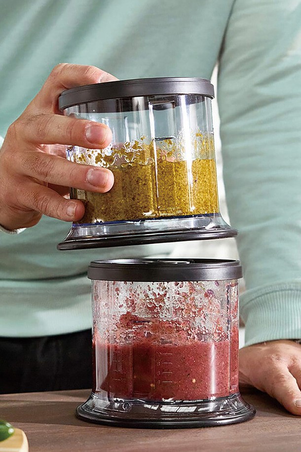 [SharkNinja] 닌자 프로페셔널 초퍼 블렌더 NJ1001KR은 500ml 용량으로, 4중 스테인리스 칼날과 BPA-FREE 친환경 소재를 사용하여 내구성과 안전성을 높인 주방 필수품입니다. 마늘, 양파, 견과류 등 다양한 식재료를 빠르고 간편하게 다질 수 있으며, 소스 및 양념 제조, 분쇄 기능까지 갖춰 요리의 즐거움을 더합니다. 200W의 강력한 모터와 원버튼 작동 방식, 안전 설계 시스템, 컴팩트한 사이즈로 편리하게 사용할 수 있습니다.
