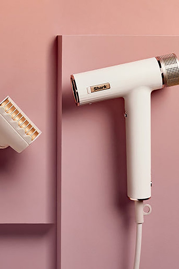 [SharkNinja] 샤크 스피드스타일 3in1 멀티 에어 드라이기 HD331KR은 이온 기능과 열풍 조절, 회전 노즐을 통해 스타일링, 볼륨, 정전기 방지까지 가능한 제품입니다. 본체, RapidGloss™ 피니셔, QuickSmooth 브러시, 터보 컨센트레이터로 구성되어 있으며, 550g의 가벼운 무게와 2.44m의 넉넉한 전원선 길이를 자랑합니다. 코안다 기술과 스마트 액세서리 인식 시스템, 인체공학적 디자인으로 프리즈 감소, 광택 향상, 모발 텍스처 개선 효과를 제공하는 화이트 색상의 헤어 드라이기입니다.
