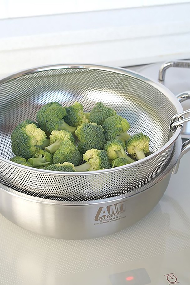 AMT 샤프(Sharp) 316Ti 스텐 20cm 멀티쿠커는 316Ti 스테인리스 소재로 제작되어 내구성이 뛰어나고 위생적인 조리가 가능합니다. 20cm 크기로 다양한 요리에 활용할 수 있으며, 양손잡이 디자인으로 편리하게 사용할 수 있습니다. 뚜껑이 포함되어 있어 조리 시 음식의 수분 증발을 막고 효율적인 조리를 돕습니다. 실버 색상으로 주방 인테리어에 세련됨을 더합니다. 조리용으로 적합한 멀티쿠커입니다.
