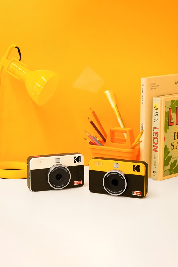 코닥 미니샷2 레트로 즉석 카메라+카트리지 38매 (옐로우)는 옐로우, 화이트, 블랙 3가지 색상으로 출시된 즉석 카메라입니다. 132mm x 80mm 크기에 무게는 350g이며, LCD 디스플레이, 셀피 미러, 플래시, 블루투스 연결 기능 등을 갖추고 있습니다. 4PASS 염료승화 방식으로 사진을 인쇄하며, 오염 방지 코팅과 색상 바램 방지 기능으로 사진을 안전하게 보존할 수 있습니다. 충전식 배터리로 90분 충전 시 최대 20매까지 연속 출력이 가능하며, C타입 포트와 블루투스 연결을 지원합니다. 2인치 카트리지, 사용 설명서, 스트랩, 초기 카트리지가 구성품으로 포함되어 있어 바로 사용 가능합니다.
