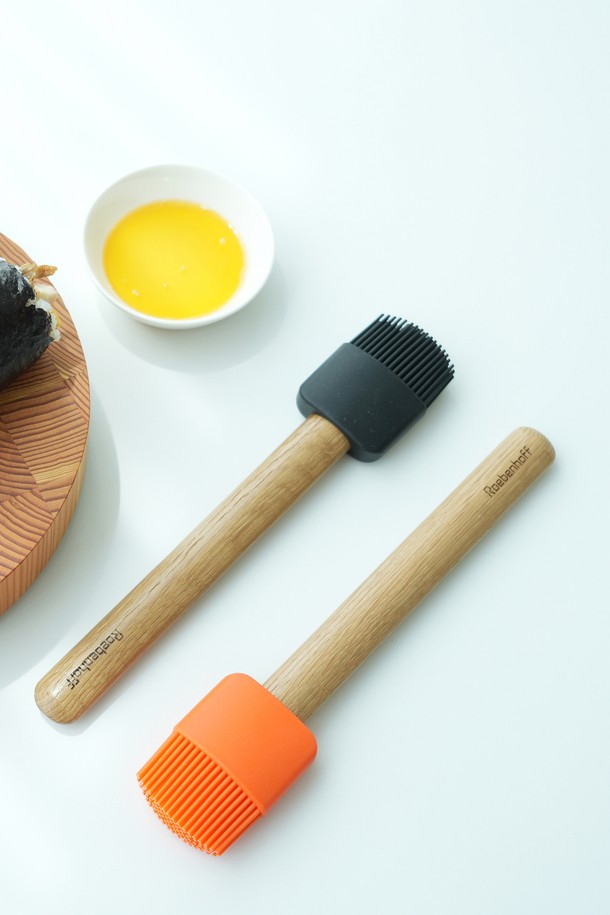 레벤호프 실리콘 퍼펙트 기름솔 블랙 27cm은 주방의 품격을 높여주는 필수템입니다. 부드러운 실리콘 헤드는 식재료에 오일을 고르게 펴 바르기에 적합하며, 팬이나 냄비 시즈닝에도 유용하게 사용됩니다. 위생적인 분리형 구조로 세척이 용이하며, 열탕 소독까지 가능하여 안심하고 사용할 수 있습니다. 북유럽 스타일 디자인과 로고 각인으로 세련됨을 더했으며, 편안한 그립감과 스크래치 방지 기능으로 실용성을 높였습니다. 선물용 박스 포장으로 소중한 사람에게 선물하기에도 좋습니다.
