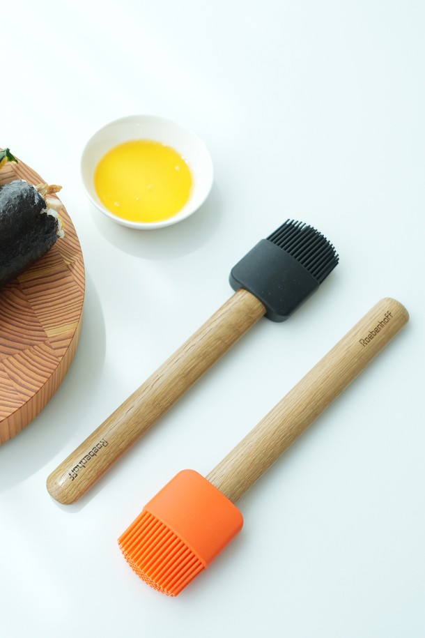 레벤호프 실리콘 퍼펙트 기름솔 오렌지 27cm는 주방 조리에 편리함을 더하는 실리콘 기름솔입니다. 부드러운 실리콘 브러시와 27cm의 넉넉한 길이는 식재료, 팬, 조리도구에 기름을 골고루 펴 바르기 용이하게 합니다. 위생적인 분리형 구조로 세척과 관리가 간편하며, 북유럽 스타일 디자인과 브랜드 로고 각인이 돋보입니다. 원목 손잡이는 편안한 그립감을 제공하여 오랫동안 사용해도 부담스럽지 않습니다.
