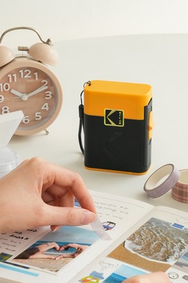 코닥 라벨 프린터 ERA 휴대용 네임 스티커 미니 라벨기는 간편하게 네임태그와 라벨링을 할 수 있는 제품입니다. 블랙과 화이트 두 가지 색상으로 제공되며, 작고 미니멀한 크기로 휴대성이 뛰어납니다. 라벨 프린터와 함께 카트리지 13롤이 구성품으로 포함되어 있어 실용적입니다. 스티커 출력 기능을 통해 다양한 용도로 활용 가능하며, 쉽고 간편하게 사용할 수 있어 편리합니다. 코닥 라벨 프린터 ERA로 깔끔하고 효율적인 라벨링을 경험해 보세요.
