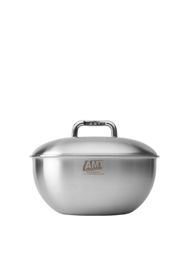 AMT 굿핸즈 마스터 316Ti 22cm 멀티웍은 316Ti 티타늄 스테인리스 스틸과 알루미늄 소재로 제작되어 뛰어난 열전도성과 보온성을 자랑합니다. 5중 풀바디 구조와 3.5T 두께로 견고하며, 의료용 등급 소재를 사용하여 위생적이고 안전합니다. 무수분/저수분 조리와 일반 조리가 가능하며, 가스레인지, 전기레인지, 인덕션, 할로겐, 오븐 등 다양한 열원에서 사용할 수 있습니다. 스텐 뚜껑과 분리형 멀티 손잡이가 함께 제공되어 편리하며, 304 스테인리스 대비 내부식성이 강화되어 오래 사용할 수 있습니다.
