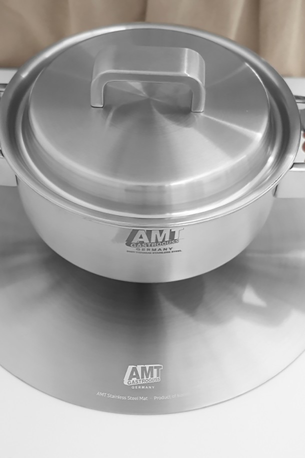 AMT 다용도 스텐 원형 매트 30cm는 냄비받침, 플레이팅, 무수분 및 저수분 요리에 활용 가능한 주방용품입니다. 5중 구조로 제작되어 열전도율과 보온성이 뛰어나며, 내구성과 내식성이 우수하여 위생적이고 반영구적인 사용이 가능합니다. 30cm 사이즈의 원형 디자인에 로고 각인이 새겨져 있으며, 2.7~3.5T 두께로 안정감을 더했습니다. 가스레인지, 핫플레이트, 인덕션, 할로겐 등 다양한 열원에서 사용할 수 있으며, 식기세척기 사용도 가능합니다. 단, 전자레인지 사용은 불가합니다.
