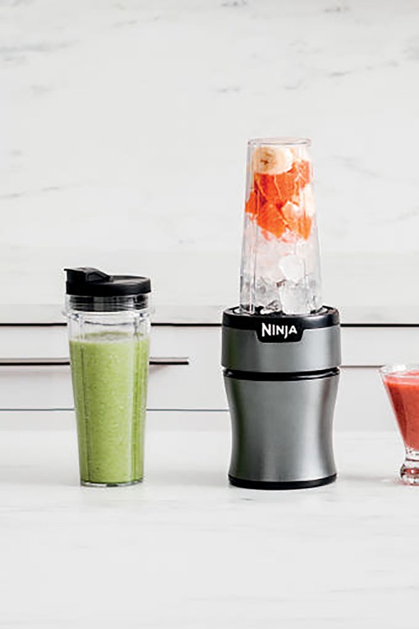 닌자 뉴트리 싱글 블렌더 플러스 다용도 믹서기 BN300KR은 700W의 강력한 성능으로 스무디, 주스, 양념 등 다양한 요리를 간편하게 만들 수 있습니다. 6-Motion 블레이드 기술과 BPA-free 플라스틱, 스테인리스 스틸 소재를 사용하여 영양소 손실을 최소화하며, 원터치 작동, 안전 잠금 장치, 자동 냉각 시스템 등 편리하고 안전한 기능을 제공합니다. 본체, 싱글컵 2개(594ml), 컵뚜껑 2개, 블레이드 조립부로 구성되어 있으며, 식기세척기 사용이 가능하여 위생적으로 관리할 수 있습니다.
