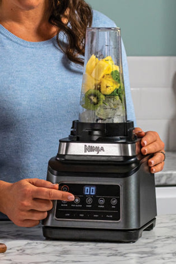 **SharkNinja 닌자 올인원 블렌더 프로페셔널 믹서기 BN800KR**는 1200W의 강력한 모터와 6단계 모션 블레이드 시스템을 통해 블렌딩, 다지기, 반죽, 얼음 분쇄 등 다양한 기능을 제공하는 다재다능한 주방 필수템입니다. 2.1L 피처, 700mL 싱글컵, 1.8L 푸드프로세서 볼을 포함하여 다양한 용도로 활용 가능하며, 4중 안전 시스템, 자동 환기 시스템, 흡착식 받침으로 안전하게 사용할 수 있습니다. BPA-Free 트라이탄 소재로 제작되어 위생적이며, 3단 블레이드 구조와 영양소 보존 기능으로 더욱 만족스러운 사용 경험을 선사합니다.
