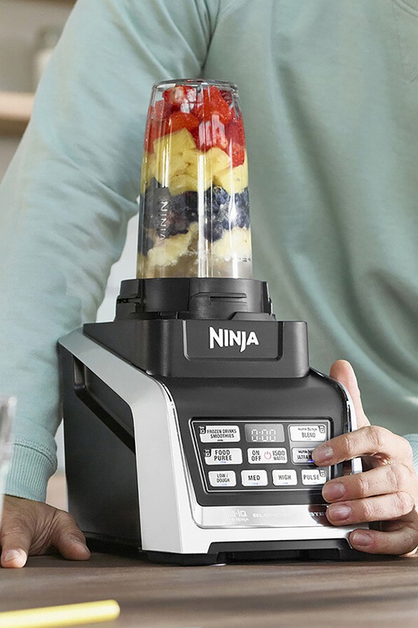 [SharkNinja] 닌자 Auto-IQ 초고속 블렌더 믹서기+푸드프로세서 BL682KR은 1500W의 강력한 모터와 6 Motion Blade 시스템을 통해 스무디, 주스, 다진 재료 등 다양한 요리를 손쉽게 만들 수 있습니다. Auto-IQ 시스템과 5가지 자동 모드(Frozen Drink/Smoothies, Blend, Ultra Blend, Puree, 수동 모드)를 지원하며, 2.1L 피처컵, 푸드프로세서 보울, 싱글컵 등 다양한 구성품으로 편리성을 더했습니다. 안전 잠금, 과열 방지 시스템, BPA Free 소재 사용으로 안전하게 사용할 수 있으며, 9kg의 무게와 250x180x220mm 크기로, 다양한 용도로 활용 가능한 주방 필수템입니다.
