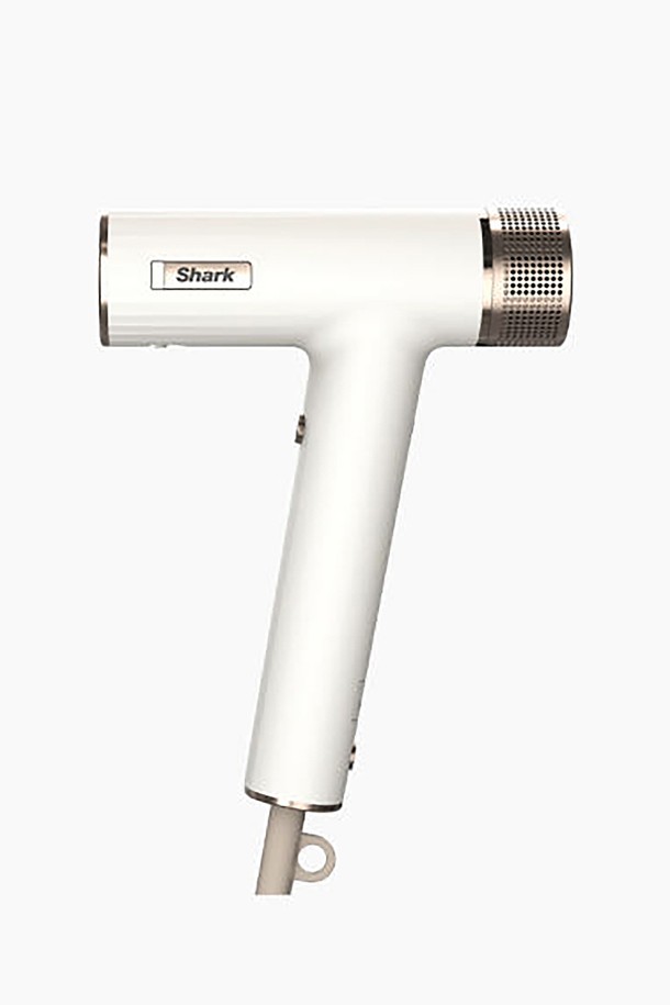 [SharkNinja] 샤크 스피드스타일 3in1 멀티 에어 드라이기 HD331KR은 이온 기능과 열풍 조절, 회전 노즐을 통해 스타일링, 볼륨, 정전기 방지까지 가능한 제품입니다. 본체, RapidGloss™ 피니셔, QuickSmooth 브러시, 터보 컨센트레이터로 구성되어 있으며, 550g의 가벼운 무게와 2.44m의 넉넉한 전원선 길이를 자랑합니다. 코안다 기술과 스마트 액세서리 인식 시스템, 인체공학적 디자인으로 프리즈 감소, 광택 향상, 모발 텍스처 개선 효과를 제공하는 화이트 색상의 헤어 드라이기입니다.
