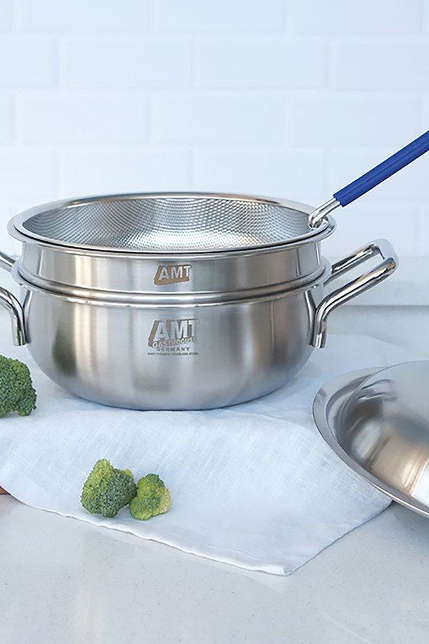 AMT 샤프(Sharp) 316Ti 스텐 20cm 멀티쿠커는 316Ti 스테인리스 소재로 제작되어 내구성이 뛰어나고 위생적인 조리가 가능합니다. 20cm 크기로 다양한 요리에 활용할 수 있으며, 양손잡이 디자인으로 편리하게 사용할 수 있습니다. 뚜껑이 포함되어 있어 조리 시 음식의 수분 증발을 막고 효율적인 조리를 돕습니다. 실버 색상으로 주방 인테리어에 세련됨을 더합니다. 조리용으로 적합한 멀티쿠커입니다.
