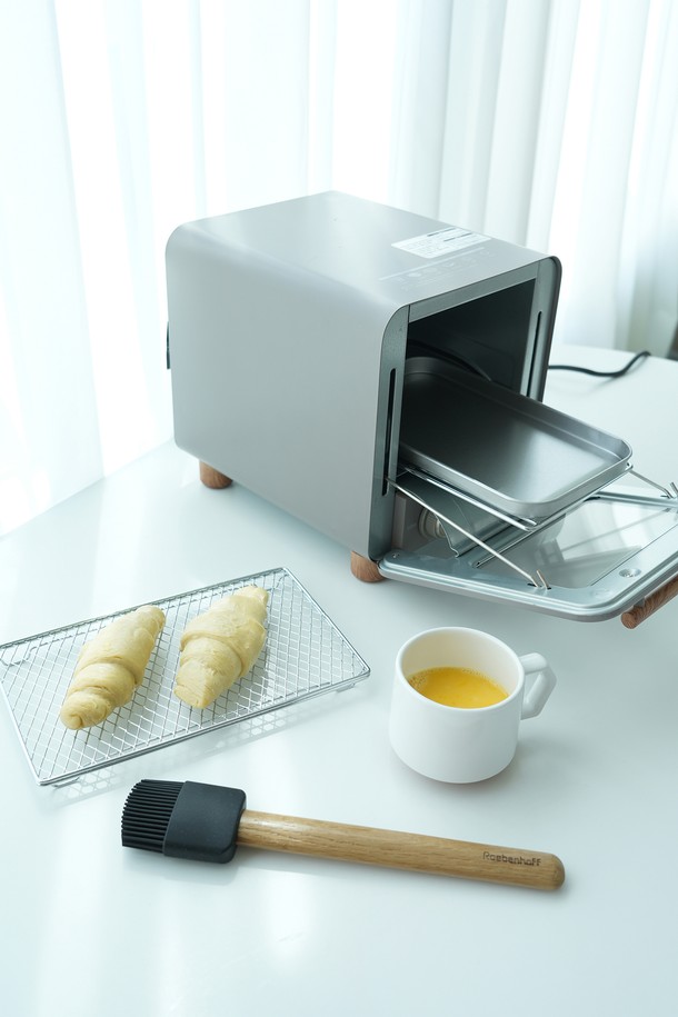 레벤호프 실리콘 퍼펙트 기름솔 블랙 27cm은 주방의 품격을 높여주는 필수템입니다. 부드러운 실리콘 헤드는 식재료에 오일을 고르게 펴 바르기에 적합하며, 팬이나 냄비 시즈닝에도 유용하게 사용됩니다. 위생적인 분리형 구조로 세척이 용이하며, 열탕 소독까지 가능하여 안심하고 사용할 수 있습니다. 북유럽 스타일 디자인과 로고 각인으로 세련됨을 더했으며, 편안한 그립감과 스크래치 방지 기능으로 실용성을 높였습니다. 선물용 박스 포장으로 소중한 사람에게 선물하기에도 좋습니다.
