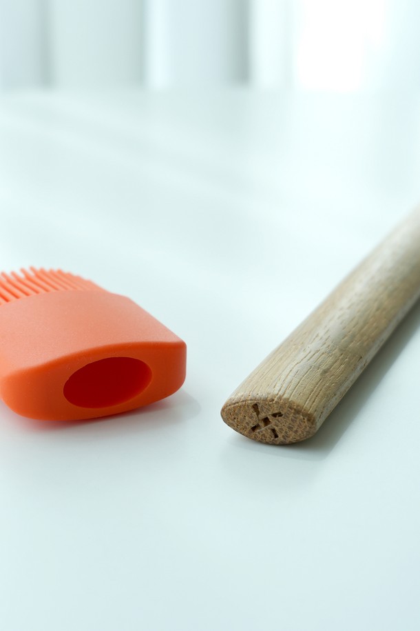 레벤호프 실리콘 퍼펙트 기름솔 오렌지 27cm는 주방 조리에 편리함을 더하는 실리콘 기름솔입니다. 부드러운 실리콘 브러시와 27cm의 넉넉한 길이는 식재료, 팬, 조리도구에 기름을 골고루 펴 바르기 용이하게 합니다. 위생적인 분리형 구조로 세척과 관리가 간편하며, 북유럽 스타일 디자인과 브랜드 로고 각인이 돋보입니다. 원목 손잡이는 편안한 그립감을 제공하여 오랫동안 사용해도 부담스럽지 않습니다.
