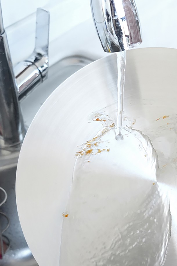 AMT 다용도 스텐 원형 매트 30cm는 냄비받침, 플레이팅, 무수분 및 저수분 요리에 활용 가능한 주방용품입니다. 5중 구조로 제작되어 열전도율과 보온성이 뛰어나며, 내구성과 내식성이 우수하여 위생적이고 반영구적인 사용이 가능합니다. 30cm 사이즈의 원형 디자인에 로고 각인이 새겨져 있으며, 2.7~3.5T 두께로 안정감을 더했습니다. 가스레인지, 핫플레이트, 인덕션, 할로겐 등 다양한 열원에서 사용할 수 있으며, 식기세척기 사용도 가능합니다. 단, 전자레인지 사용은 불가합니다.
