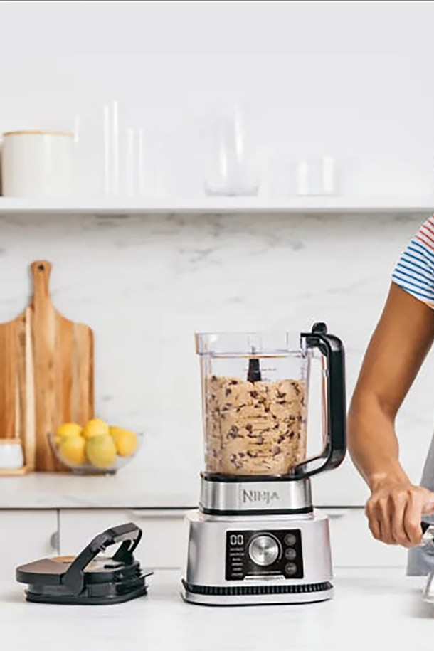 SharkNinja 닌자 스마트 파워 업 초고속 블렌더 믹서기 CB350KR은 6 Motion Blade 시스템과 8중 입체 칼날을 통해 강력한 성능을 제공합니다. 이 제품은 주스, 스무디, 아이스크림, 드레싱, 다지기, 반죽 등 다양한 요리를 간편하게 만들 수 있으며, Auto-IQ 다이얼 프로그램과 수동/순간 작동 모드를 지원합니다. 400ml, 700ml, 2.7L 용기, Hybrid Edge Blade, Total Crushing & Chopping Blade, Dough & Batter Blade 등 다양한 구성품과 BPA Free 소재, 3중 안전 시스템, 매끄럽고 세련된 디자인으로 안전하고 편리하게 사용할 수 있습니다.
