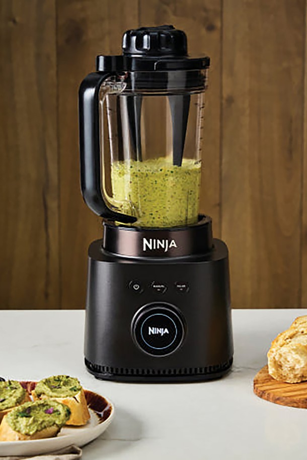 닌자 Quiet IQ 저소음 고속 블렌더 QX201KR은 700ml 용량의 저소음 블렌더로, 최대 60dB의 소음으로 조용하게 사용할 수 있습니다. BLDC 모터와 하이브리드 엣지 블레이드를 통해 스무디, 소스, 수프 등 다양한 요리를 간편하게 만들 수 있으며, 자동 재료 감지 및 자동 블렌딩 프로그램을 지원합니다. 디지털 디스플레이와 사운드 실드, 그리고 700ml 싱글컵과 드리즐 뚜껑으로 구성되어 편리한 사용성을 제공합니다.
