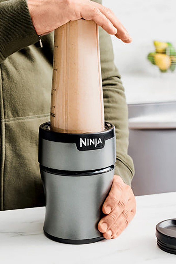 닌자 뉴트리 싱글 블렌더 플러스 다용도 믹서기 BN300KR은 700W의 강력한 성능으로 스무디, 주스, 양념 등 다양한 요리를 간편하게 만들 수 있습니다. 6-Motion 블레이드 기술과 BPA-free 플라스틱, 스테인리스 스틸 소재를 사용하여 영양소 손실을 최소화하며, 원터치 작동, 안전 잠금 장치, 자동 냉각 시스템 등 편리하고 안전한 기능을 제공합니다. 본체, 싱글컵 2개(594ml), 컵뚜껑 2개, 블레이드 조립부로 구성되어 있으며, 식기세척기 사용이 가능하여 위생적으로 관리할 수 있습니다.
