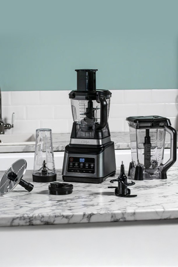 **SharkNinja 닌자 올인원 블렌더 프로페셔널 믹서기 BN800KR**는 1200W의 강력한 모터와 6단계 모션 블레이드 시스템을 통해 블렌딩, 다지기, 반죽, 얼음 분쇄 등 다양한 기능을 제공하는 다재다능한 주방 필수템입니다. 2.1L 피처, 700mL 싱글컵, 1.8L 푸드프로세서 볼을 포함하여 다양한 용도로 활용 가능하며, 4중 안전 시스템, 자동 환기 시스템, 흡착식 받침으로 안전하게 사용할 수 있습니다. BPA-Free 트라이탄 소재로 제작되어 위생적이며, 3단 블레이드 구조와 영양소 보존 기능으로 더욱 만족스러운 사용 경험을 선사합니다.
