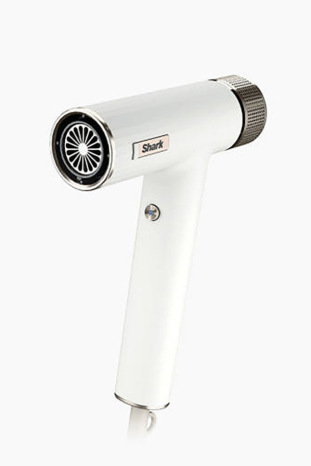 [SharkNinja] 샤크 스피드스타일 3in1 멀티 에어 드라이기 HD331KR은 이온 기능과 열풍 조절, 회전 노즐을 통해 스타일링, 볼륨, 정전기 방지까지 가능한 제품입니다. 본체, RapidGloss™ 피니셔, QuickSmooth 브러시, 터보 컨센트레이터로 구성되어 있으며, 550g의 가벼운 무게와 2.44m의 넉넉한 전원선 길이를 자랑합니다. 코안다 기술과 스마트 액세서리 인식 시스템, 인체공학적 디자인으로 프리즈 감소, 광택 향상, 모발 텍스처 개선 효과를 제공하는 화이트 색상의 헤어 드라이기입니다.
