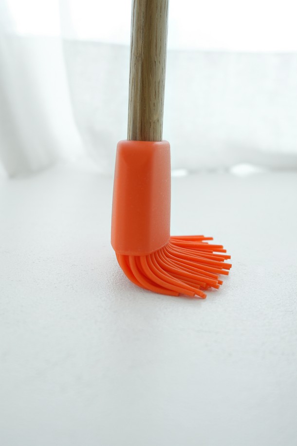 레벤호프 실리콘 퍼펙트 기름솔 오렌지 27cm는 주방 조리에 편리함을 더하는 실리콘 기름솔입니다. 부드러운 실리콘 브러시와 27cm의 넉넉한 길이는 식재료, 팬, 조리도구에 기름을 골고루 펴 바르기 용이하게 합니다. 위생적인 분리형 구조로 세척과 관리가 간편하며, 북유럽 스타일 디자인과 브랜드 로고 각인이 돋보입니다. 원목 손잡이는 편안한 그립감을 제공하여 오랫동안 사용해도 부담스럽지 않습니다.
