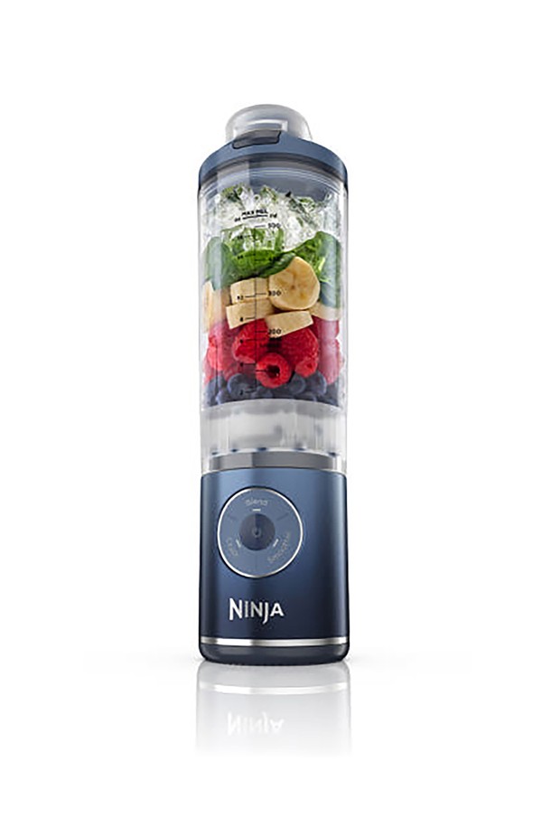 **[SharkNinja] 닌자 블라스트 맥스 무선 블렌더 BC251KR**는 650ml 용량의 무선 충전식 블렌더로, 아이스 크러싱, 파워 블라스트, 3가지 Auto-IQ 프로그램 모드를 지원하여 강력한 성능을 자랑합니다. 완충 시 최대 25회 사용 가능하며, 약 2주 동안 사용 가능한 배터리 효율을 제공하여 휴대성을 극대화한 그레이 컬러의 디자인이 특징입니다. 프로틴 음료, 휴대용 블렌딩, 여행용으로 적합하며, Twist & Go 용기 시스템으로 편리하게 이용할 수 있습니다.
