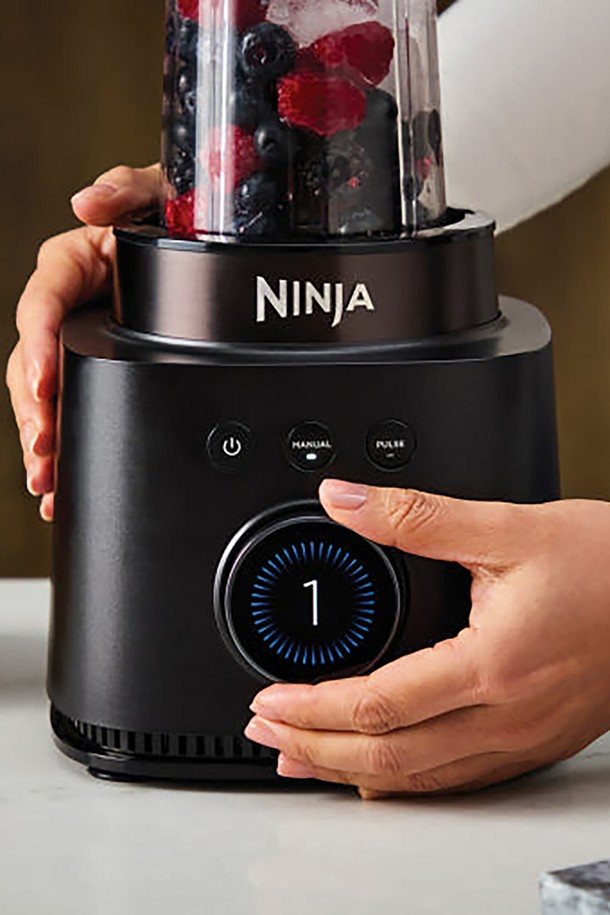 닌자 Quiet IQ 저소음 고속 블렌더 QX201KR은 700ml 용량의 저소음 블렌더로, 최대 60dB의 소음으로 조용하게 사용할 수 있습니다. BLDC 모터와 하이브리드 엣지 블레이드를 통해 스무디, 소스, 수프 등 다양한 요리를 간편하게 만들 수 있으며, 자동 재료 감지 및 자동 블렌딩 프로그램을 지원합니다. 디지털 디스플레이와 사운드 실드, 그리고 700ml 싱글컵과 드리즐 뚜껑으로 구성되어 편리한 사용성을 제공합니다.
