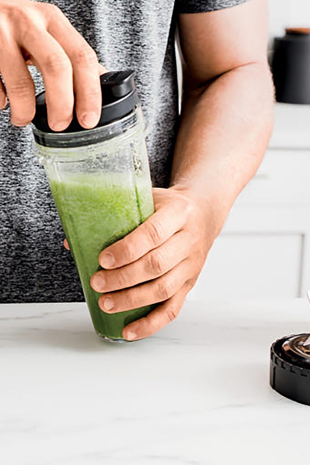 닌자 뉴트리 싱글 블렌더 플러스 다용도 믹서기 BN300KR은 700W의 강력한 성능으로 스무디, 주스, 양념 등 다양한 요리를 간편하게 만들 수 있습니다. 6-Motion 블레이드 기술과 BPA-free 플라스틱, 스테인리스 스틸 소재를 사용하여 영양소 손실을 최소화하며, 원터치 작동, 안전 잠금 장치, 자동 냉각 시스템 등 편리하고 안전한 기능을 제공합니다. 본체, 싱글컵 2개(594ml), 컵뚜껑 2개, 블레이드 조립부로 구성되어 있으며, 식기세척기 사용이 가능하여 위생적으로 관리할 수 있습니다.
