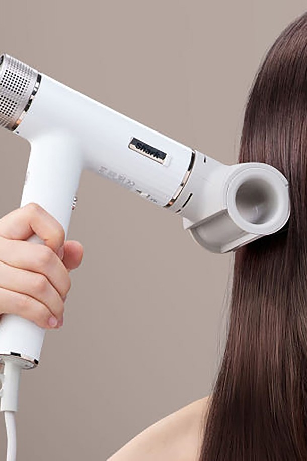 [SharkNinja] 샤크 스피드스타일 3in1 멀티 에어 드라이기 HD331KR은 이온 기능과 열풍 조절, 회전 노즐을 통해 스타일링, 볼륨, 정전기 방지까지 가능한 제품입니다. 본체, RapidGloss™ 피니셔, QuickSmooth 브러시, 터보 컨센트레이터로 구성되어 있으며, 550g의 가벼운 무게와 2.44m의 넉넉한 전원선 길이를 자랑합니다. 코안다 기술과 스마트 액세서리 인식 시스템, 인체공학적 디자인으로 프리즈 감소, 광택 향상, 모발 텍스처 개선 효과를 제공하는 화이트 색상의 헤어 드라이기입니다.
