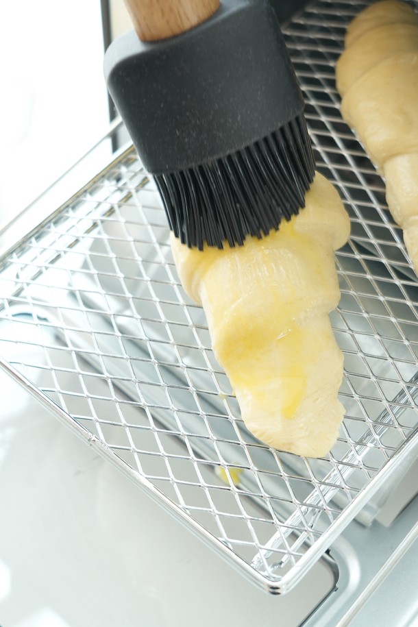 레벤호프 실리콘 퍼펙트 기름솔 블랙 27cm은 주방의 품격을 높여주는 필수템입니다. 부드러운 실리콘 헤드는 식재료에 오일을 고르게 펴 바르기에 적합하며, 팬이나 냄비 시즈닝에도 유용하게 사용됩니다. 위생적인 분리형 구조로 세척이 용이하며, 열탕 소독까지 가능하여 안심하고 사용할 수 있습니다. 북유럽 스타일 디자인과 로고 각인으로 세련됨을 더했으며, 편안한 그립감과 스크래치 방지 기능으로 실용성을 높였습니다. 선물용 박스 포장으로 소중한 사람에게 선물하기에도 좋습니다.
