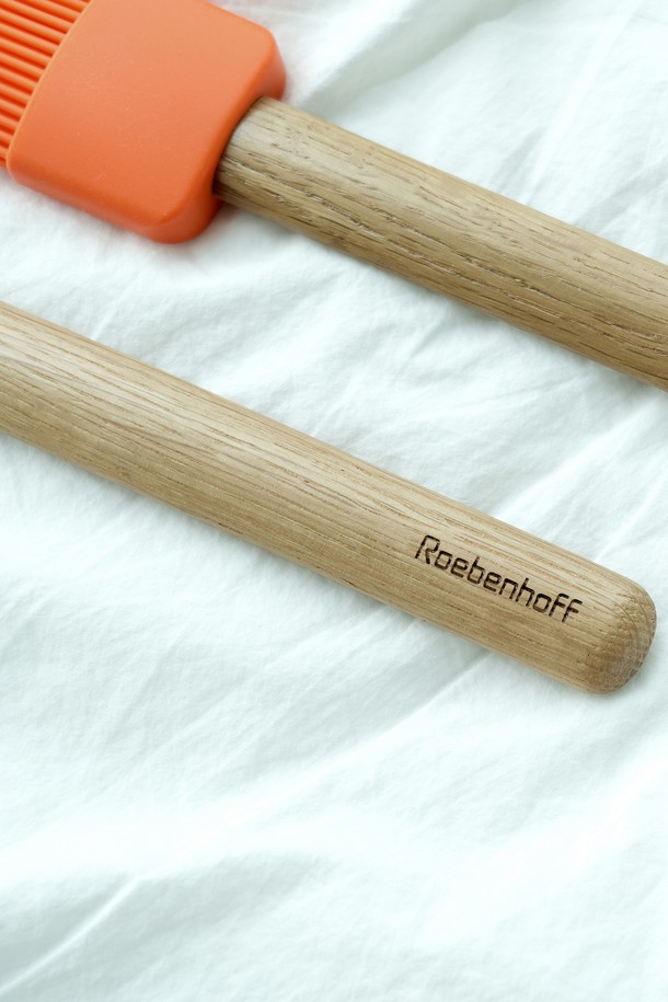 레벤호프 실리콘 퍼펙트 기름솔 오렌지 27cm는 주방 조리에 편리함을 더하는 실리콘 기름솔입니다. 부드러운 실리콘 브러시와 27cm의 넉넉한 길이는 식재료, 팬, 조리도구에 기름을 골고루 펴 바르기 용이하게 합니다. 위생적인 분리형 구조로 세척과 관리가 간편하며, 북유럽 스타일 디자인과 브랜드 로고 각인이 돋보입니다. 원목 손잡이는 편안한 그립감을 제공하여 오랫동안 사용해도 부담스럽지 않습니다.
