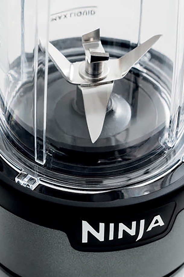 닌자 뉴트리 싱글 블렌더 플러스 다용도 믹서기 BN300KR은 700W의 강력한 성능으로 스무디, 주스, 양념 등 다양한 요리를 간편하게 만들 수 있습니다. 6-Motion 블레이드 기술과 BPA-free 플라스틱, 스테인리스 스틸 소재를 사용하여 영양소 손실을 최소화하며, 원터치 작동, 안전 잠금 장치, 자동 냉각 시스템 등 편리하고 안전한 기능을 제공합니다. 본체, 싱글컵 2개(594ml), 컵뚜껑 2개, 블레이드 조립부로 구성되어 있으며, 식기세척기 사용이 가능하여 위생적으로 관리할 수 있습니다.
