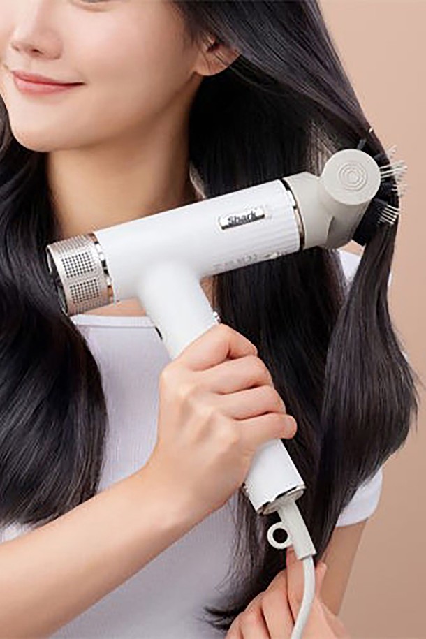 [SharkNinja] 샤크 스피드스타일 3in1 멀티 에어 드라이기 HD331KR은 이온 기능과 열풍 조절, 회전 노즐을 통해 스타일링, 볼륨, 정전기 방지까지 가능한 제품입니다. 본체, RapidGloss™ 피니셔, QuickSmooth 브러시, 터보 컨센트레이터로 구성되어 있으며, 550g의 가벼운 무게와 2.44m의 넉넉한 전원선 길이를 자랑합니다. 코안다 기술과 스마트 액세서리 인식 시스템, 인체공학적 디자인으로 프리즈 감소, 광택 향상, 모발 텍스처 개선 효과를 제공하는 화이트 색상의 헤어 드라이기입니다.
