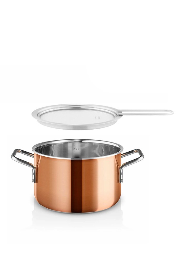 에바솔로 코퍼 20cm 양수 (3.9L)는 구리, 알루미늄, 스테인리스 스틸, 유리의 조합으로 제작된 주방용 조리 도구입니다. 열전도성이 뛰어나고 균일한 가열을 제공하여 밥, 스튜, 수프, 파스타 등 다양한 요리에 적합합니다. 트리플레이어 구조로 견고하며, 구리 외부 마감과 고광택 내부 마감의 세련된 디자인이 특징입니다. 스테인리스 스틸 손잡이와 유리 뚜껑을 갖췄으며, 인덕션 및 오븐 사용이 가능하여 더욱 편리하게 사용할 수 있습니다. 양손 손잡이 디자인으로 안정적인 사용감을 제공합니다.
