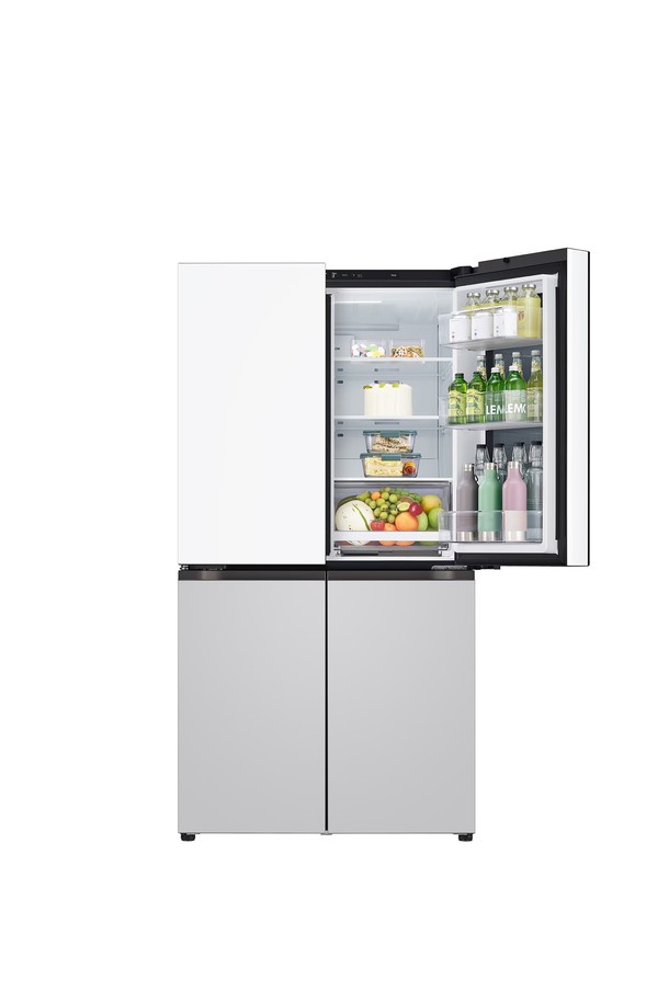 LG 디오스 오브제컬렉션 노크온 냉장고 870L T875MHR312는 크림 화이트 및 크림 그레이 색상으로 출시되었으며, 870L의 넉넉한 용량(냉장 503L, 냉동 367L)을 자랑합니다. 노크온, 듀얼플러스 멀티냉각 방식, 인버터 리니어 컴프레서, ThinQ (WiFi) 등의 스마트 기능과 메탈 디자인, 터치스위치, LED 디스플레이로 편리함과 세련된 외관을 동시에 갖췄습니다. 2등급 에너지 소비효율로 소비전력을 절감하며, 메탈플레이트 선반, 신선프레시 트레이, 디스펜서, 이지스위치 얼음 공급 등 실용적인 기능까지 더했습니다.
