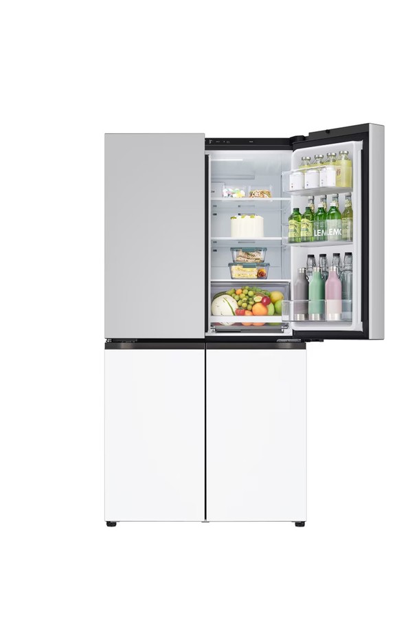LG 디오스 오브제컬렉션 베이직 냉장고 870L T875MRH012는 4도어 상냉장/하냉동 방식으로, 크림 그레이, 크림 화이트, 클레이 베이지, 밀크 그레이, 프라임 화이트, 실버 색상 옵션을 제공합니다. 870L의 넉넉한 용량과 2등급 에너지 효율을 자랑하며, 인공지능 냉기 제어 시스템, 멀티 신선플러스 트레이, 라인 얼음 기능 등 다양한 편의 기능을 갖추었습니다. 가로 914mm, 세로 918mm, 높이 1,787mm 크기에 125kg의 무게이며, WiFi 연결, 음성인식 및 디스펜서 기능을 지원합니다.
