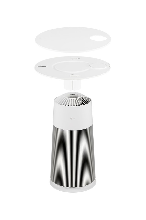 LG 퓨리케어 오브제컬렉션 에어로퍼니처 AS065PWHA는 19.8㎡의 공간을 깨끗하게 청정하는 공기청정기입니다. 에센스 화이트 색상의 테이블형 디자인으로, 가구처럼 공간에 자연스럽게 녹아듭니다. 360도 청정, PM 1.0 센서, UV 팬 살균, 무선 충전, 무드등, 저소음, 필터 인식 및 교체 알림, ThinQ(Wi-Fi) 지원, 스마트 진단, AI 맞춤 운전 등 다양한 기능을 갖추었습니다.
