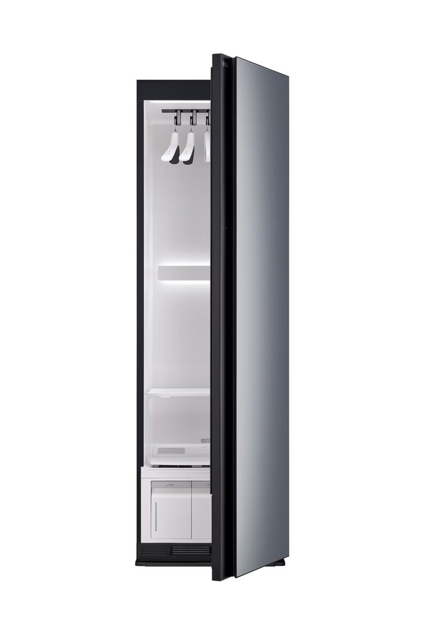 LG 스타일러 오브제컬렉션 5벌+바지 1벌 SC5GMR80A는 의류 관리를 위한 혁신적인 제품입니다. Black Tinted Mirror, Sand Essence White, Mirror Beige의 세련된 색상으로 출시되었으며, 5벌과 바지 1벌을 동시에 관리할 수 있습니다. 99.99% 살균, 탈취, 스팀 케어, 주름 관리 기능을 통해 의류를 위생적으로 관리하며 스마트 원격 제어와 에너지 모니터링 기능으로 편리하게 사용할 수 있습니다.
