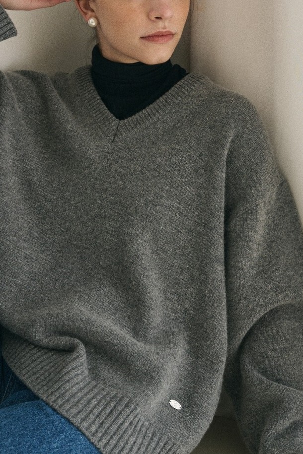 le abonne - 스웨터 - WOOL V NECK LOGO PULLOVER_CHARCOAL