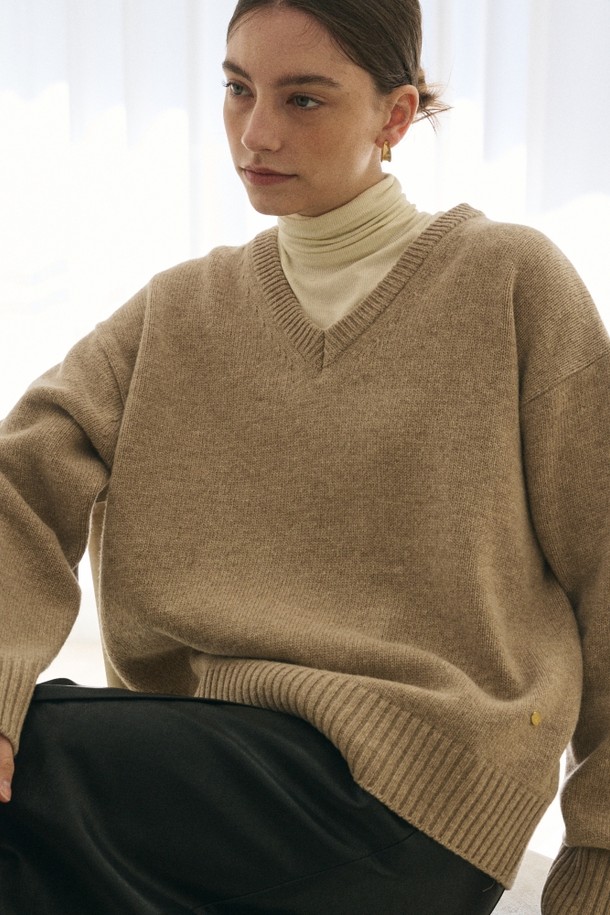 le abonne - 스웨터 - WOOL V NECK LOGO PULLOVER_BEIGE