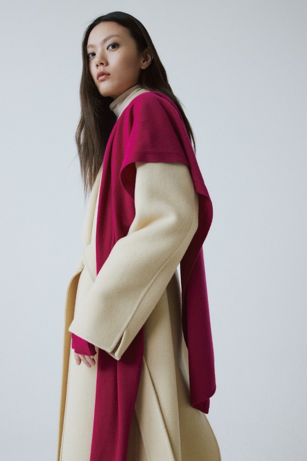 퓨어 울 머플러는 부드러운 촉감의 울 소재로 제작되어 가을, 겨울 시즌에 따뜻하게 착용할 수 있는 머플러입니다. 핑크, 베이지 컬러 배색이 돋보이는 미니멀하고 모던한 디자인으로, 오버핏 실루엣이 특징입니다. 데일리룩, 데이트룩, 모임룩 등 다양한 TPO에 활용 가능하며, 미니멀, 클래식, 시크한 스타일을 연출하기 좋습니다. 두꺼운 두께감으로 포근함을 더하며, 컬러 블록 패턴이 세련된 포인트를 더합니다. 긴 소매 기장과 더블코트 스타일의 코트에 매치하여 더욱 돋보이는 룩을 완성해보세요.
