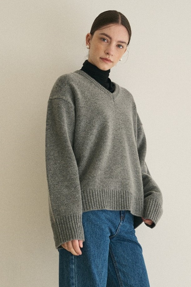 le abonne - 스웨터 - WOOL V NECK LOGO PULLOVER_CHARCOAL