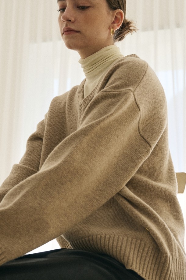 le abonne - 스웨터 - WOOL V NECK LOGO PULLOVER_BEIGE