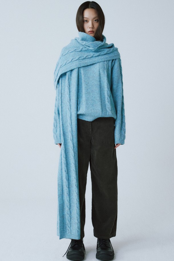 따뜻하고 포근한 터쿼이즈 블루 컬러의 울 블렌드 케이블 머플러입니다. 부드러운 촉감의 울 블렌드 소재로 제작되어 가을, 겨울철 보온성을 책임지며, 롱 스타일과 케이블 니트 디테일이 베이직하면서도 세련된 분위기를 연출합니다. 남녀 공용으로 착용 가능하며, 일상에서 편안하게 사용할 수 있는 머플러입니다.
