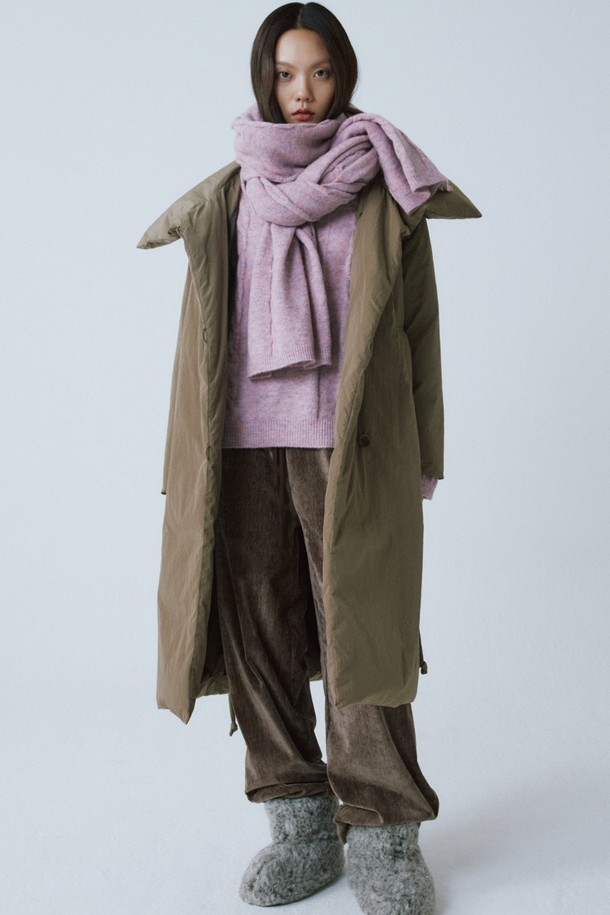 라이트 핑크 울 블렌드 케이블 머플러는 부드러운 촉감의 두꺼운 두께로 겨울철 보온성을 책임지는 여성용 머플러입니다. 케이블 니트 디자인이 돋보이는 이 머플러는 캐주얼한 스타일을 연출하며, 데일리룩, 산책룩, 데이트룩 등 다양한 TPO에 활용하기 좋습니다. 울 블렌드 소재로 제작되어 포근함을 더하며, 롱 길이로 디자인되어 스타일리시함을 더했습니다. 캐주얼, 미니멀, 클래식 스타일을 즐겨 입는 분들께 추천합니다.
