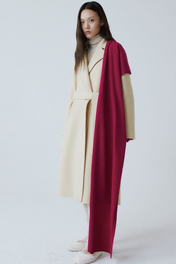 퓨어 울 머플러는 부드러운 촉감의 울 소재로 제작되어 가을, 겨울 시즌에 따뜻하게 착용할 수 있는 머플러입니다. 핑크, 베이지 컬러 배색이 돋보이는 미니멀하고 모던한 디자인으로, 오버핏 실루엣이 특징입니다. 데일리룩, 데이트룩, 모임룩 등 다양한 TPO에 활용 가능하며, 미니멀, 클래식, 시크한 스타일을 연출하기 좋습니다. 두꺼운 두께감으로 포근함을 더하며, 컬러 블록 패턴이 세련된 포인트를 더합니다. 긴 소매 기장과 더블코트 스타일의 코트에 매치하여 더욱 돋보이는 룩을 완성해보세요.
