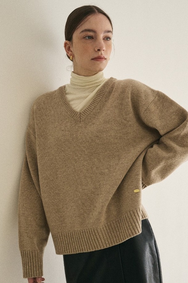 le abonne - 스웨터 - WOOL V NECK LOGO PULLOVER_BEIGE