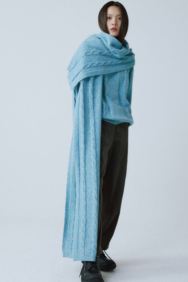 따뜻하고 포근한 터쿼이즈 블루 컬러의 울 블렌드 케이블 머플러입니다. 부드러운 촉감의 울 블렌드 소재로 제작되어 가을, 겨울철 보온성을 책임지며, 롱 스타일과 케이블 니트 디테일이 베이직하면서도 세련된 분위기를 연출합니다. 남녀 공용으로 착용 가능하며, 일상에서 편안하게 사용할 수 있는 머플러입니다.
