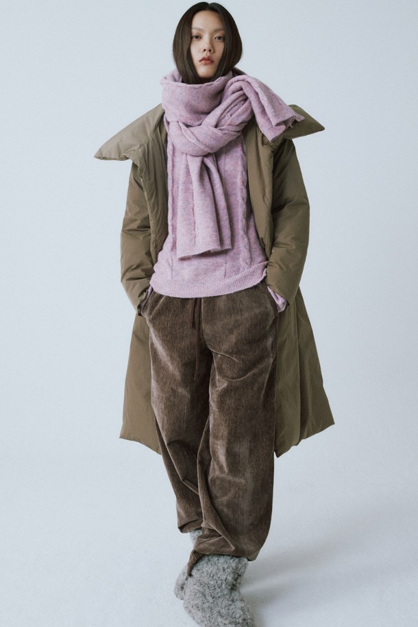 라이트 핑크 울 블렌드 케이블 머플러는 부드러운 촉감의 두꺼운 두께로 겨울철 보온성을 책임지는 여성용 머플러입니다. 케이블 니트 디자인이 돋보이는 이 머플러는 캐주얼한 스타일을 연출하며, 데일리룩, 산책룩, 데이트룩 등 다양한 TPO에 활용하기 좋습니다. 울 블렌드 소재로 제작되어 포근함을 더하며, 롱 길이로 디자인되어 스타일리시함을 더했습니다. 캐주얼, 미니멀, 클래식 스타일을 즐겨 입는 분들께 추천합니다.
