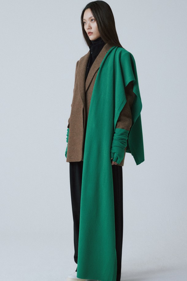 퓨어 울 머플러는 부드러운 촉감의 울 소재로 제작되어 가을, 겨울 시즌에 따뜻하게 착용할 수 있는 머플러입니다. 핑크, 베이지 컬러 배색이 돋보이는 미니멀하고 모던한 디자인으로, 오버핏 실루엣이 특징입니다. 데일리룩, 데이트룩, 모임룩 등 다양한 TPO에 활용 가능하며, 미니멀, 클래식, 시크한 스타일을 연출하기 좋습니다. 두꺼운 두께감으로 포근함을 더하며, 컬러 블록 패턴이 세련된 포인트를 더합니다. 긴 소매 기장과 더블코트 스타일의 코트에 매치하여 더욱 돋보이는 룩을 완성해보세요.
