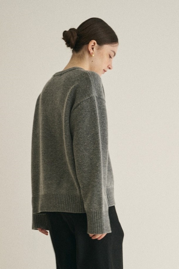 le abonne - 스웨터 - WOOL V NECK LOGO PULLOVER_CHARCOAL