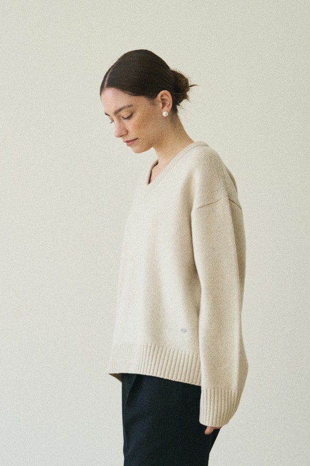 le abonne - 스웨터 - WOOL V NECK LOGO PULLOVER_IVORY